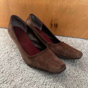 Pair of black and brown size 7.5 heels